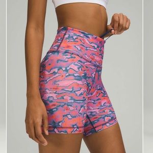 NWT Lululemon Wunder Train High Rise Short 8"
Chroma Clash Multi